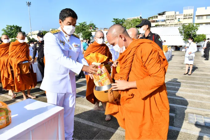 กทม.ทําบุญตักบาตรเนื่องในวันคล้ายวันสวรรคตรัชกาลที่ 9