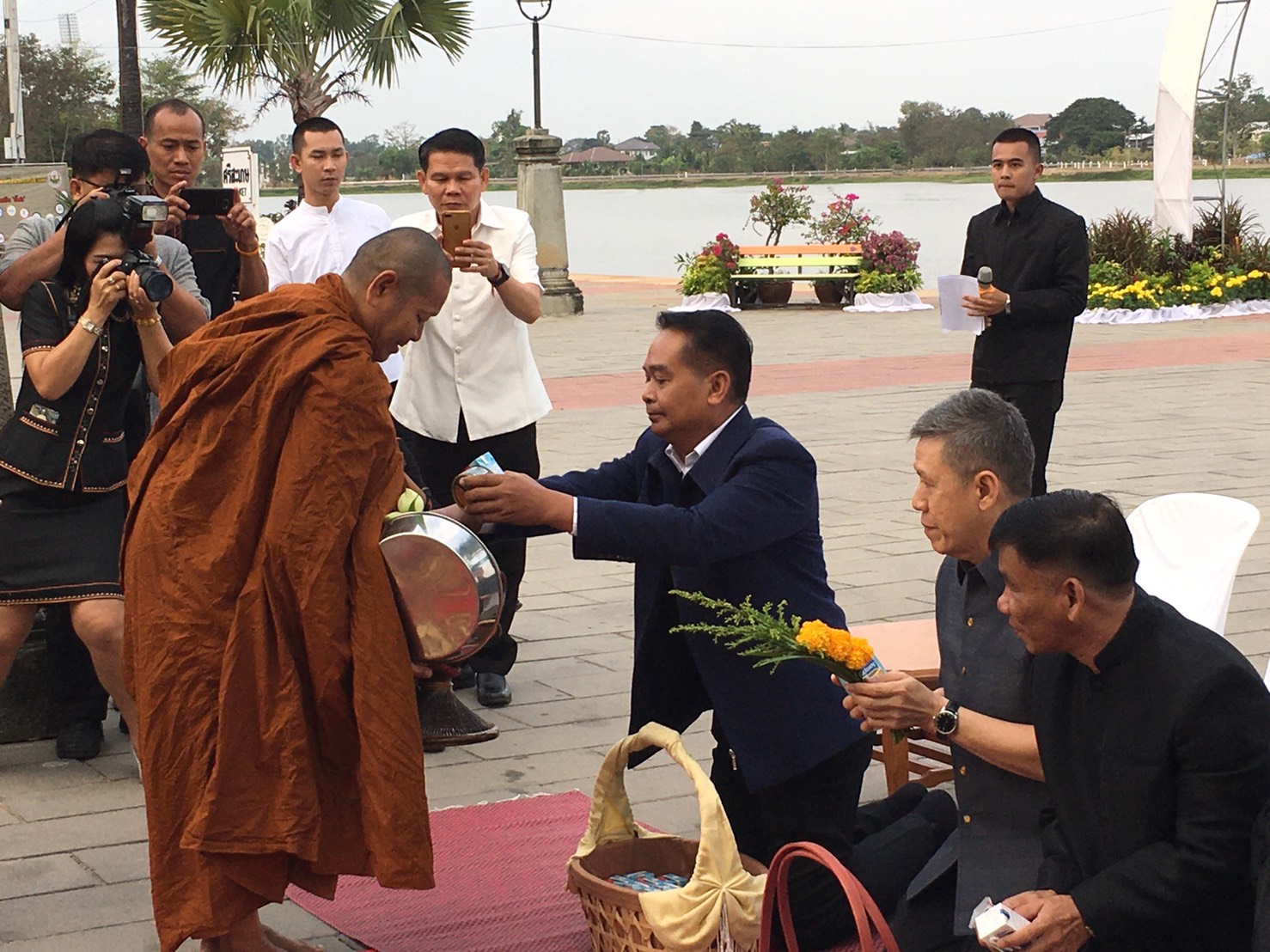 พ่อเมืองศรีสะเกษนำคณะแต่งผ้าไทยสีดำไว้ทุกข์ผู้สูญเสียที่โคราช