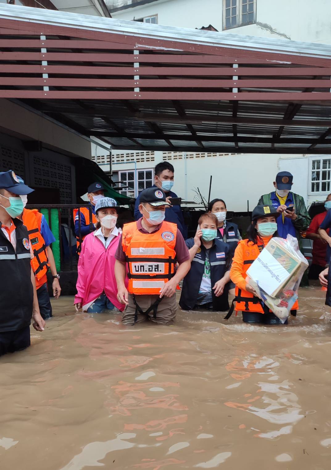 ผู้ว่าฯชัยภูมิ- นพค.55 ยกทัพ ช่วยผู้ประสบภัยน้ำท่วมบ้าน อ.ภูเขียว