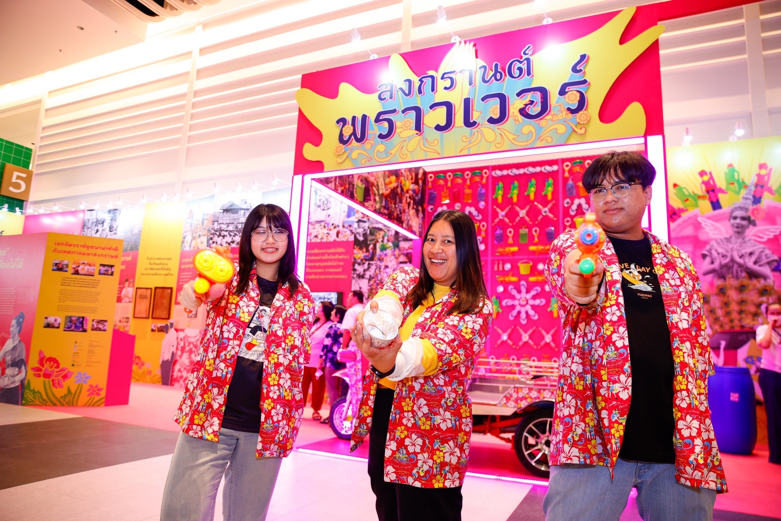 นิทรรศการ "สงกรานต์ พราวเวอร์" งานสัปดาห์หนังสือฯ คนไทย-ต่างชาติ เยี่ยมชมคับคั่ง 