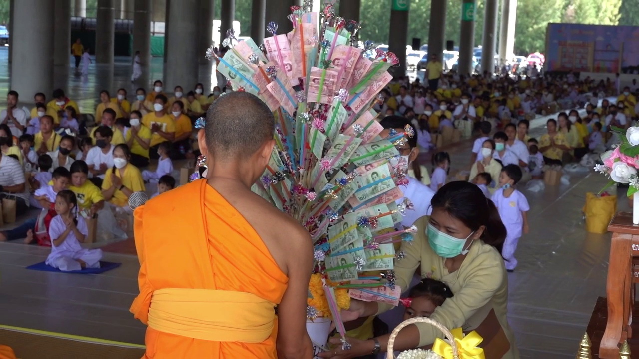 ผู้ปกครองและเด็กนักเรียนในอบต.คลองสามร่วมทำบุญตักบาตรพระสงฆ์72รูป ถวายพระราชกุศล