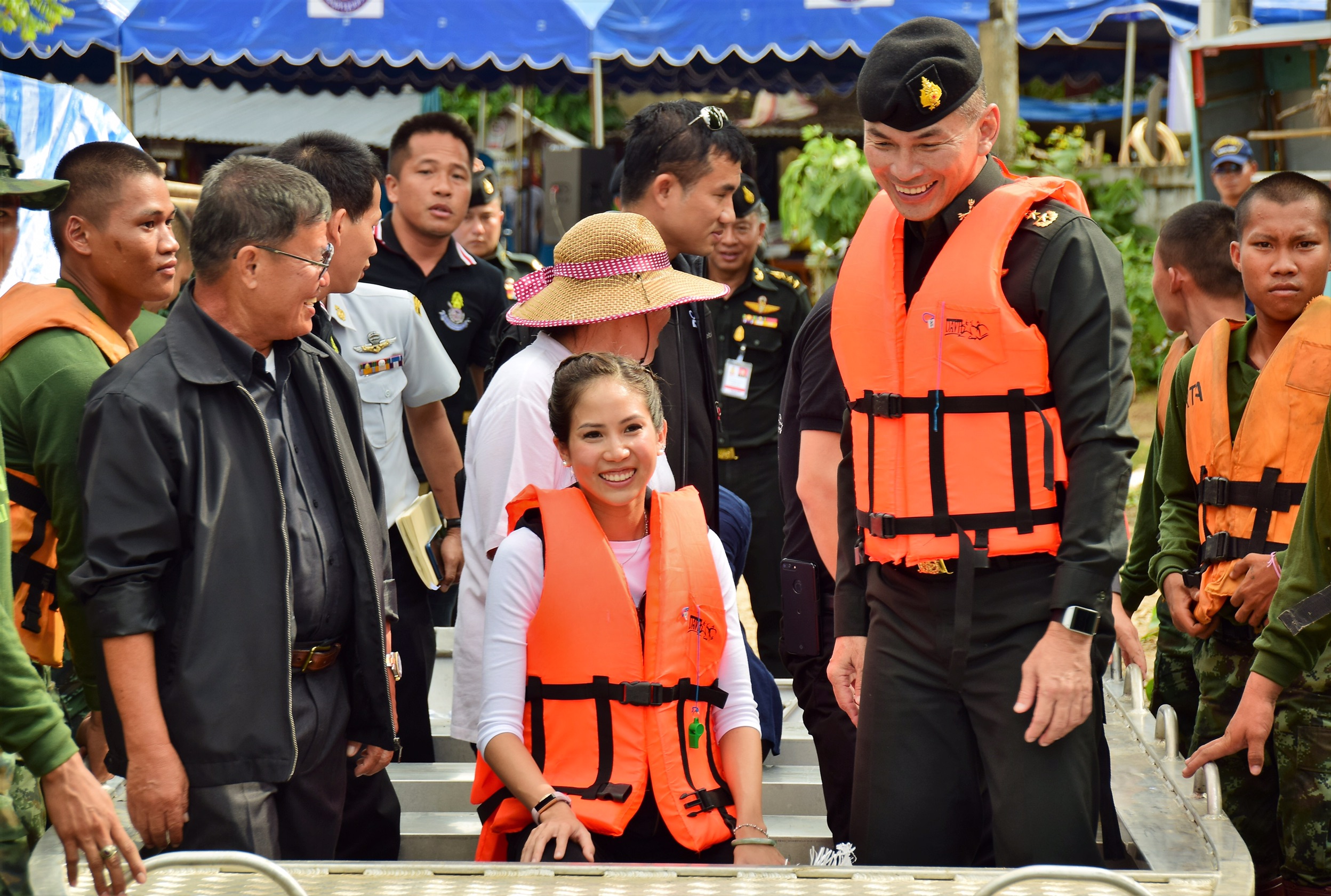 "ตั๊น" จิตภัสร์ ลุยอีสาน ฟื้นฟูเยียวยาน้ำท่วมอุบล