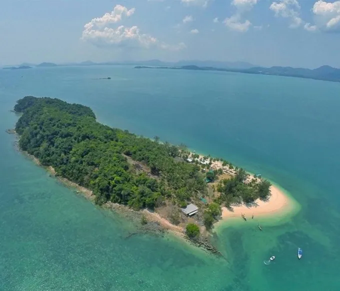  ไพรเวทวิลล่าติดชายหาดของ ‘ภูริ หิรัญพฤกษ์’  สรวงสวรรค์ของคนรักทะเล บนเกาะนาคาน้อย