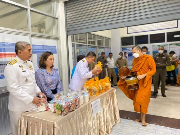 นอภ.บ้านไร่ ร่วมพิธีทำบุญตักบาตรถวายพระราชกุศลแด่สมเด็จพระบรมราชชนนีพันปีหลวง
