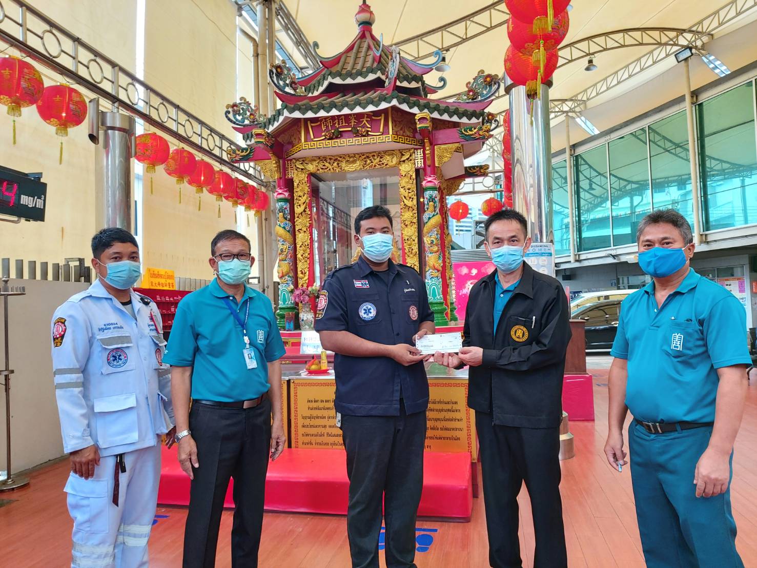 มูลนิธิป่อเต็กตึ๊ง มอบเงินช่วยครอบครัวอาสาฯวีระบุรุษนักผจญเพลิง