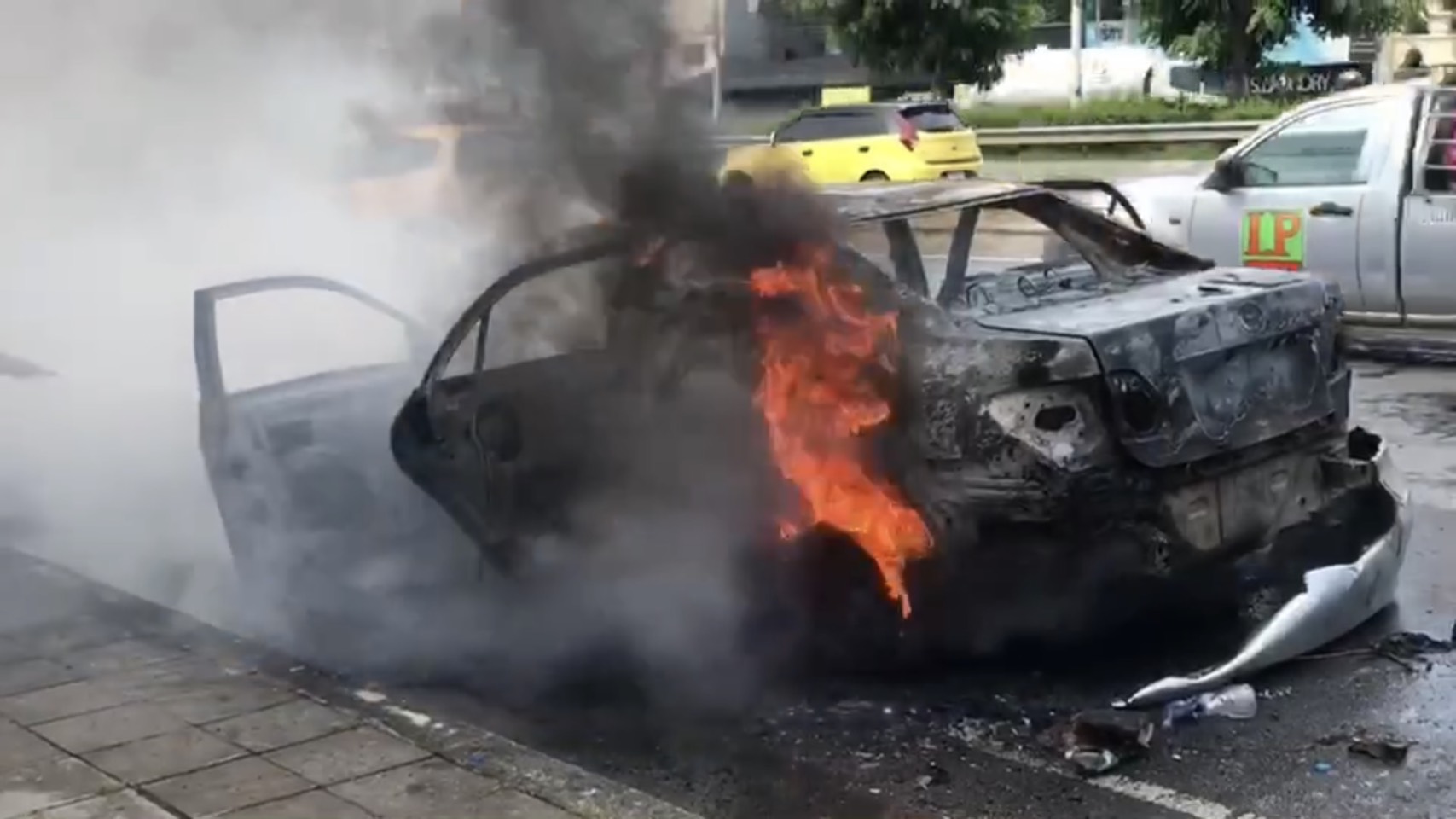 2 สามีภรรยาวิ่งหนีตายหลังรถระเบิดเสียหายทั้งคัน