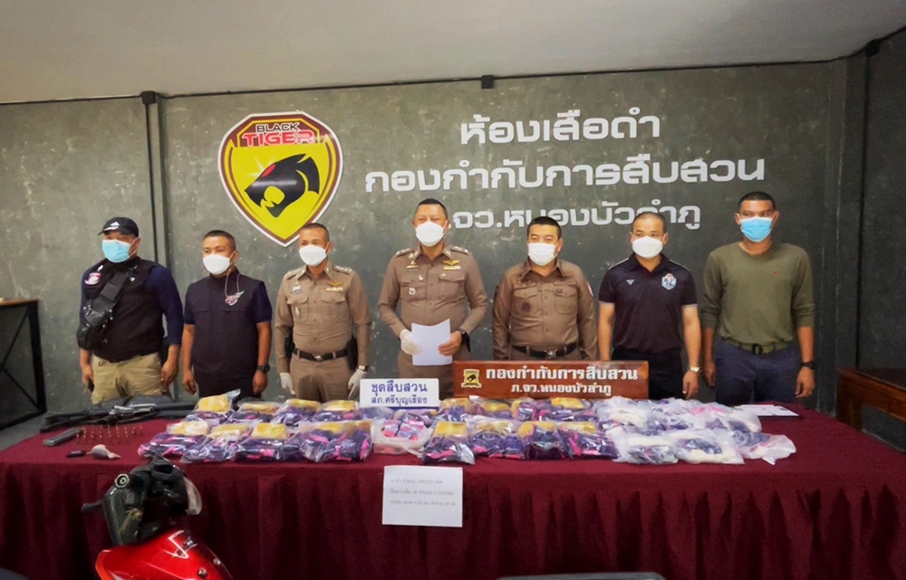 ตร.หนองบัวลำภู แถลงจับกุมยาบ้า 1.46 แสนเม็ด พร้อมยึดอาวุธสงคราม 