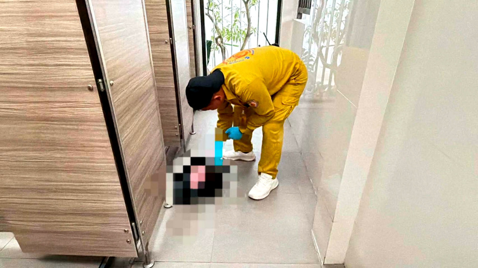 สะเทือนใจ! พบศพทารกแรกเกิดถูกทิ้งในถังขยะห้องน้ำปั๊มปลวกแดง ตร.เร่งหาแม่เด็ก