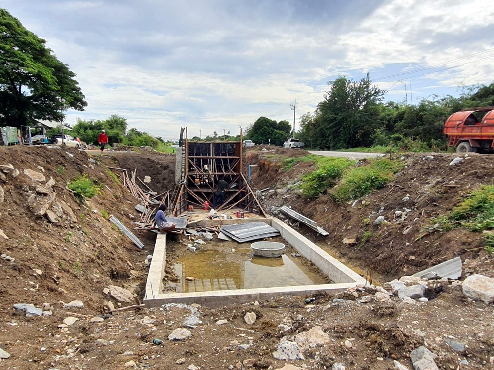 ชาวนาอำเภอดอนพุดดีใจ ท้องถิ่นช่วยเปิดทางน้ำเลี้ยงต้นข้าวในนา