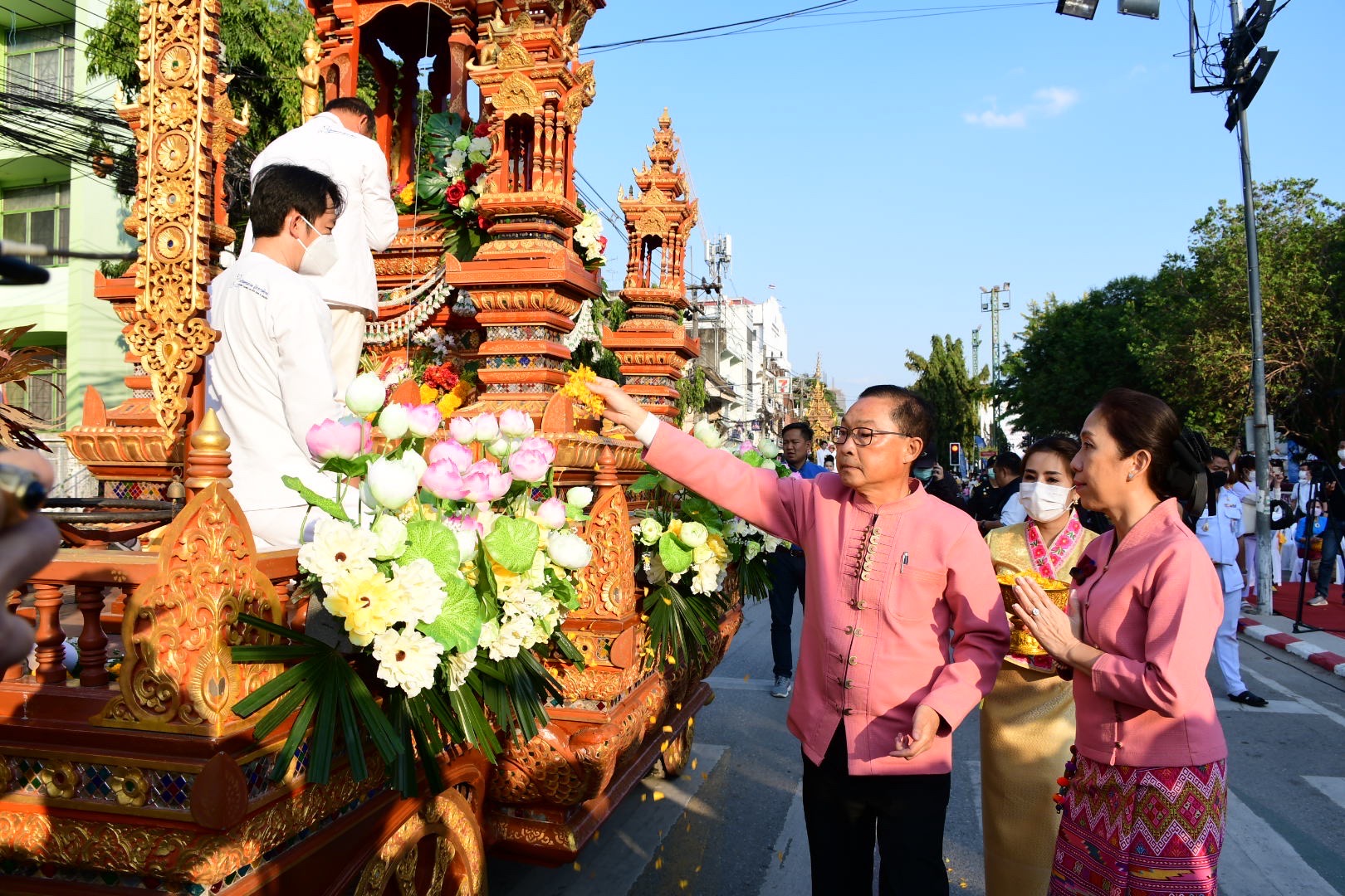 เชียงรายนักท่องเที่ยวคึกคัก ตักบาตรดอกไม้หนึ่งเดียวในล้านนา
