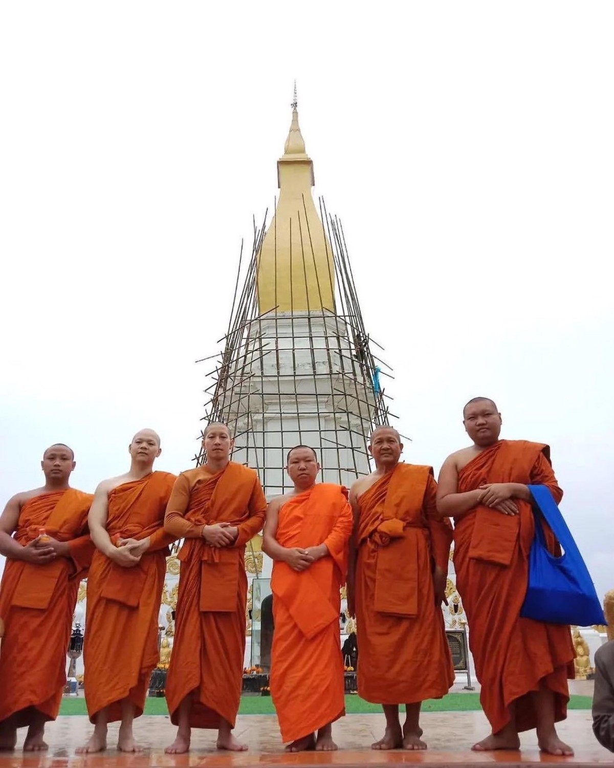 'พระโตโน่' จำวัดฝั่งลาว​วันที่สอง ร่วมทำวัตรเย็น
