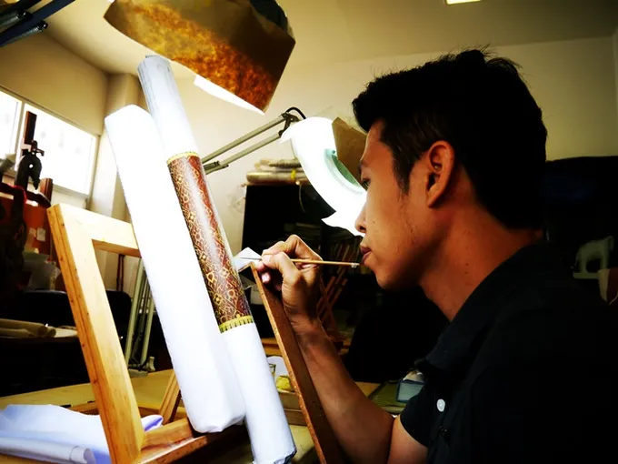 งามวิจิตรศิลปะลายรดน้ำท่อนฟืนไม้จันทน์