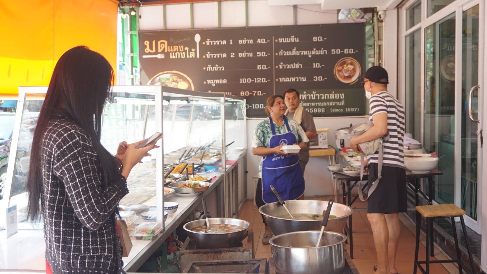 ร้านข้าวแกง"มดแดงแกงใต้พัทยา" ยันขายราคาเดิมแม้ต้นทุนสูงขึ้นเน้นปริมาณลูกค้าเจ้าประจำเป็นหลัก