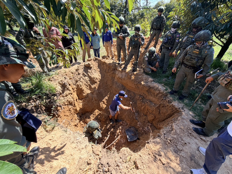 ชาวบ้านผวา! ห่วงปะทะรอบใหม่ กองทัพเรือส่ง EOD เก็บกู้กระสุนปืนใหญ่เขมร ตกในหมู่บ้านกว่า 28 จุด 