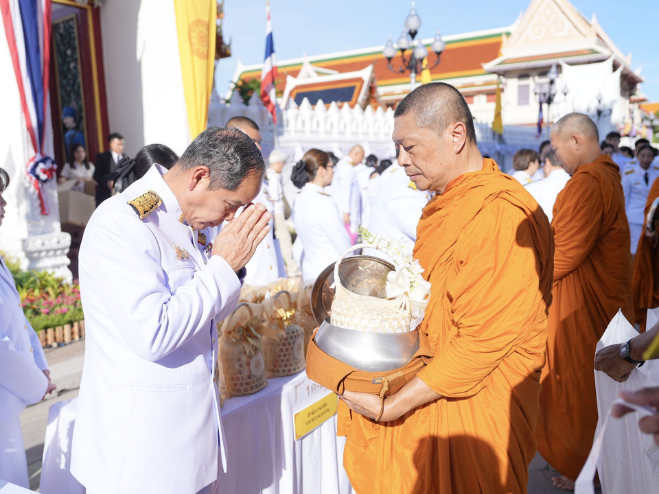 วธ. ร่วมพิธีเจริญพระพุทธมนต์-ตักบาตรถวายพระกุศล 'สมเด็จพระสังฆราช' เนื่องในโอกาสฉลองพระชนมายุ 99 พรรษา