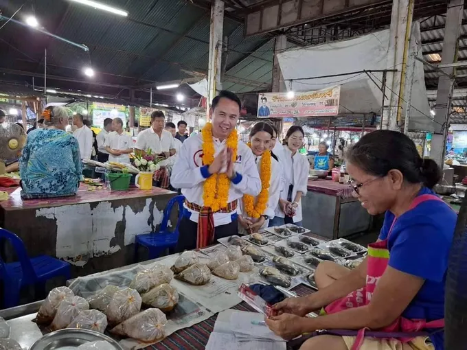 "วิเชียร"ผู้สมัครชิงตำแหน่งนายกอบจ.ยโสธร เบอร์ 1พร้อมทีมงานเดินขอคะแนนเสียงจากพ่อค้าแม่ค้า