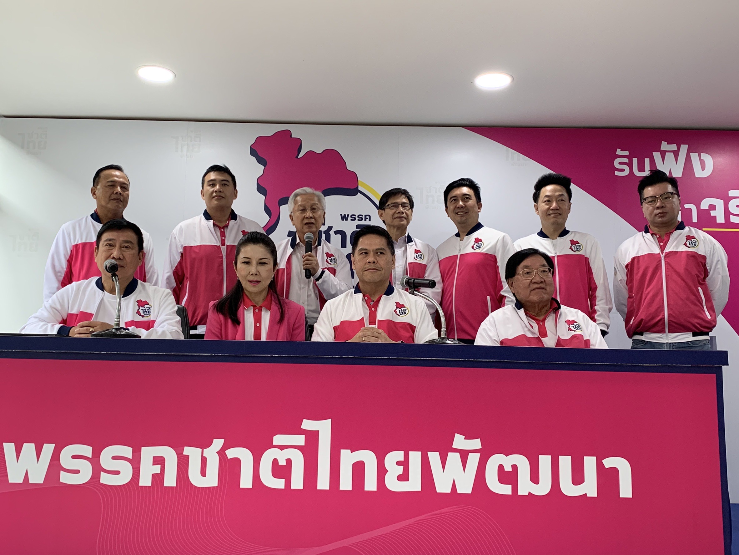 "ชทพ." เปิดตัว 3 ทีมเศรษฐกิจ "ชาติชาย พยุหนาวีชัย" นั่งรองหัวหน้าพรรค ขอช่วยพรรคการเมืองน้ำดี 