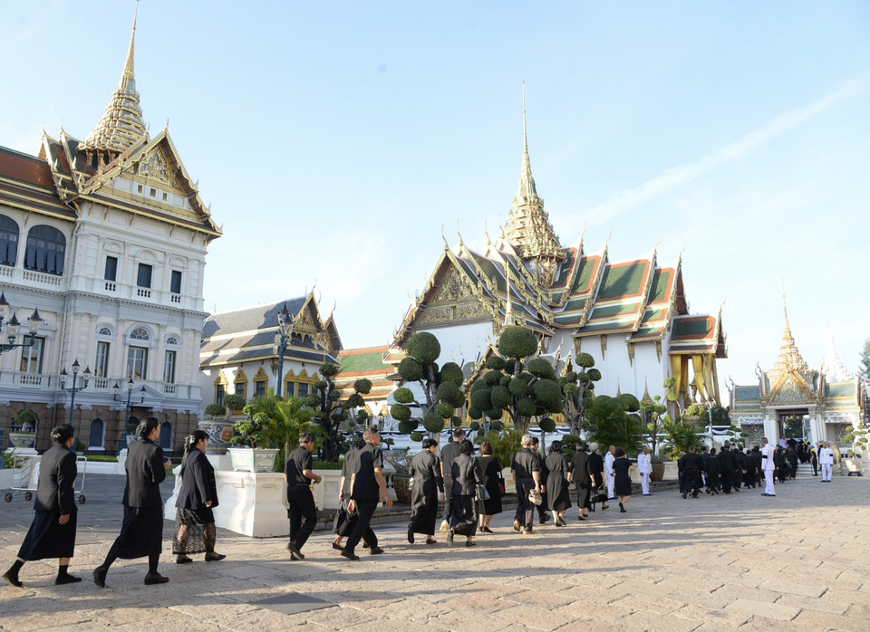 "พสกนิกร" หลั่งไหลกราบถวายบังคมพระบรมศพพระพันปีหลวง ด้วยสำนึกในพระมหากรุณาธิคุณ