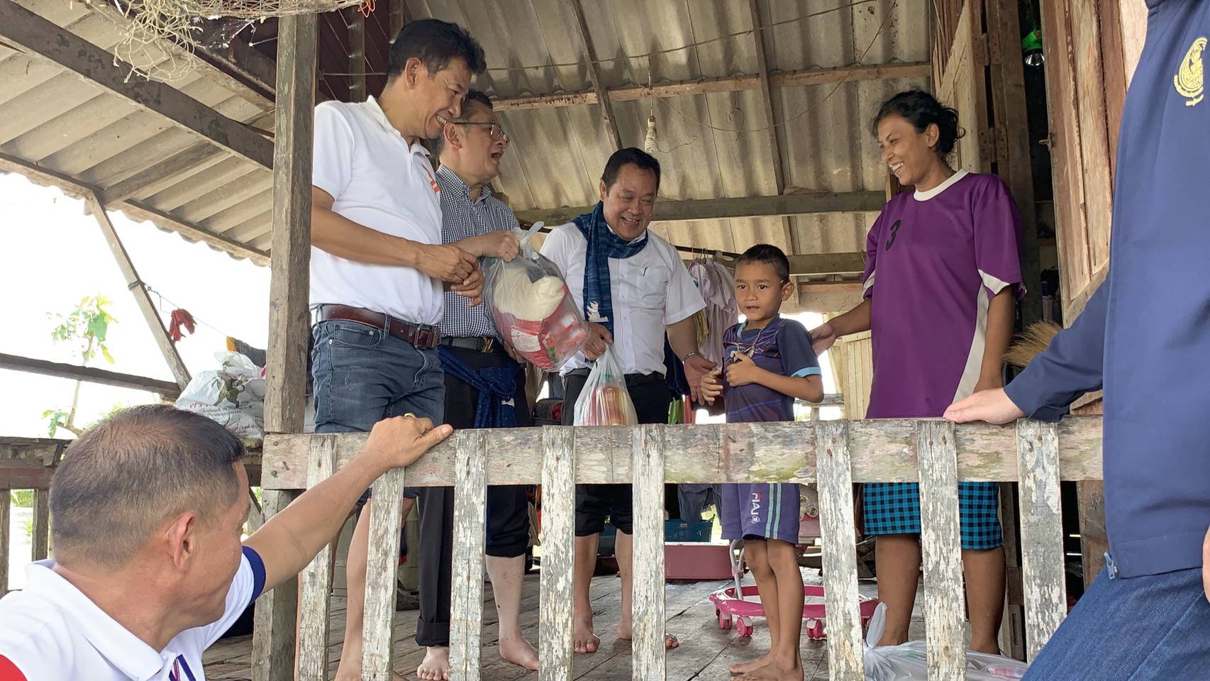 "พรรคร่วมฝ่ายค้าน" รวมพลังลงพื้นที่ให้กำลังใจ-มอบถุงยังชีพผู้ประสบภัยน้ำท่วมเมืองคอน