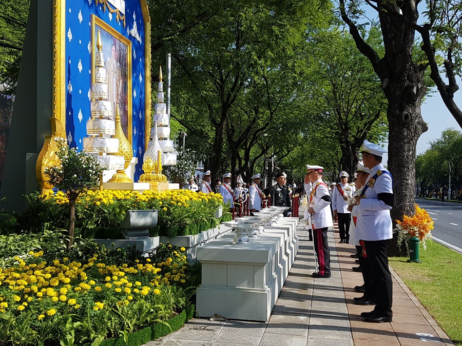 ประชาชนหลั่งไหล ร่วมพิธีถวายดอกไม้จันทน์ซุ้มหน้ากระทรวงเกษตรฯ