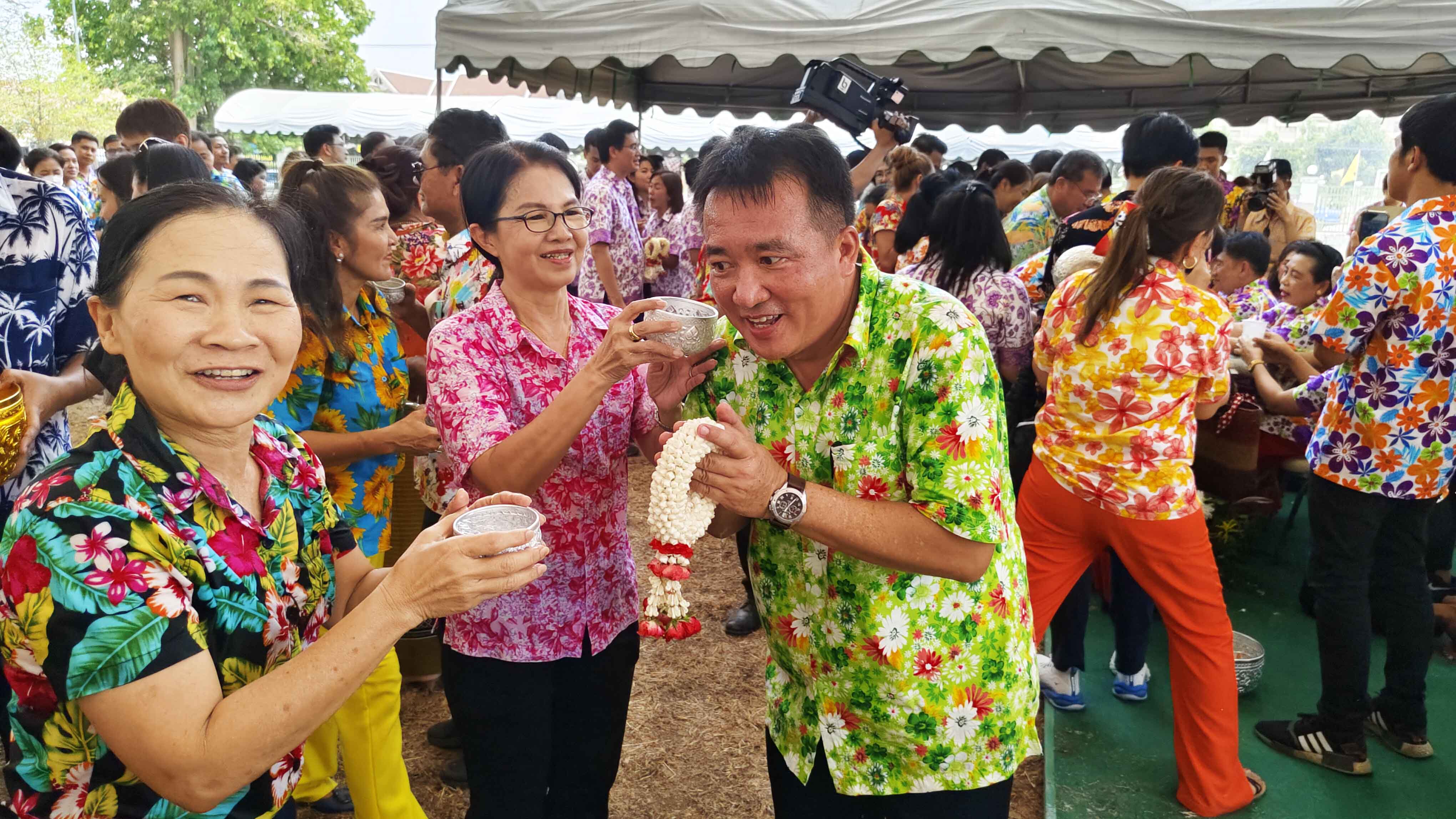 บรรยากาศรดน้ำขอพรพ่อเมืองสุพรรณฯ เนื่องในวันขึ้นปีใหม่ไทย เทศกาลสงกรานต์