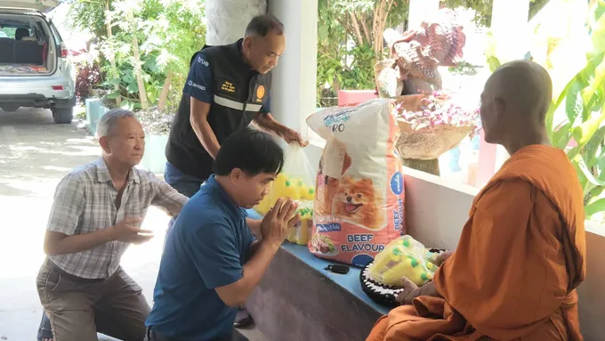 สว.อุดหนุนสินค้าจากผู้อพยพได้มีเงินติดตัวกลับบ้านนำไปถวายวัดหลังลงพื้นที่ช่วยประชาชนต่อเนื่อง 