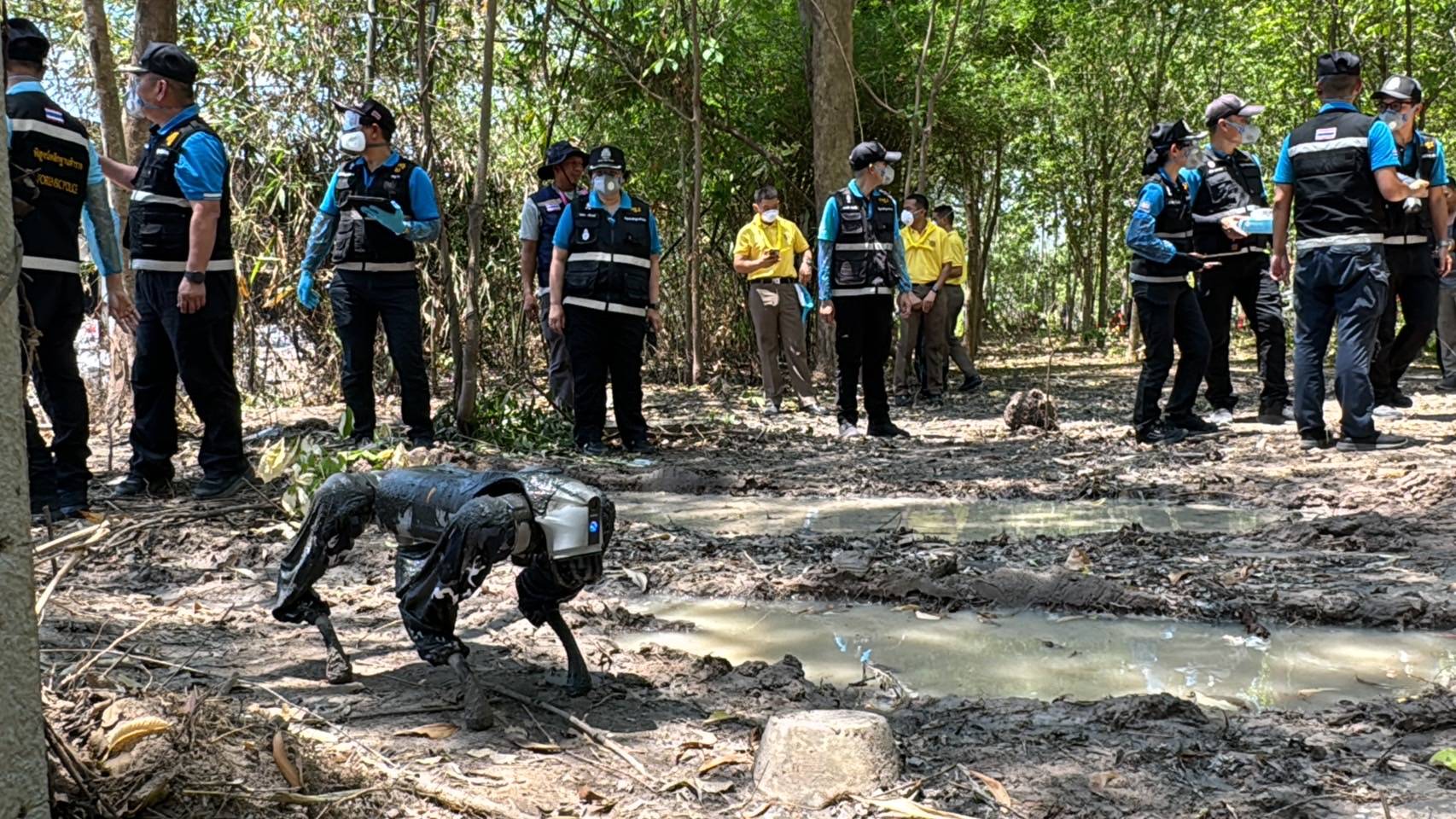 ตำรวจพิสูจน์หลักฐาน นำหุ่นยนต์ 'ด็อกบอท' และ 'โดรนบินต่ำ' เก็บภาพสถานที่เกิดเหตุเพลิงไหม้โรงงานสีเคมีที่ จ.ระยอง