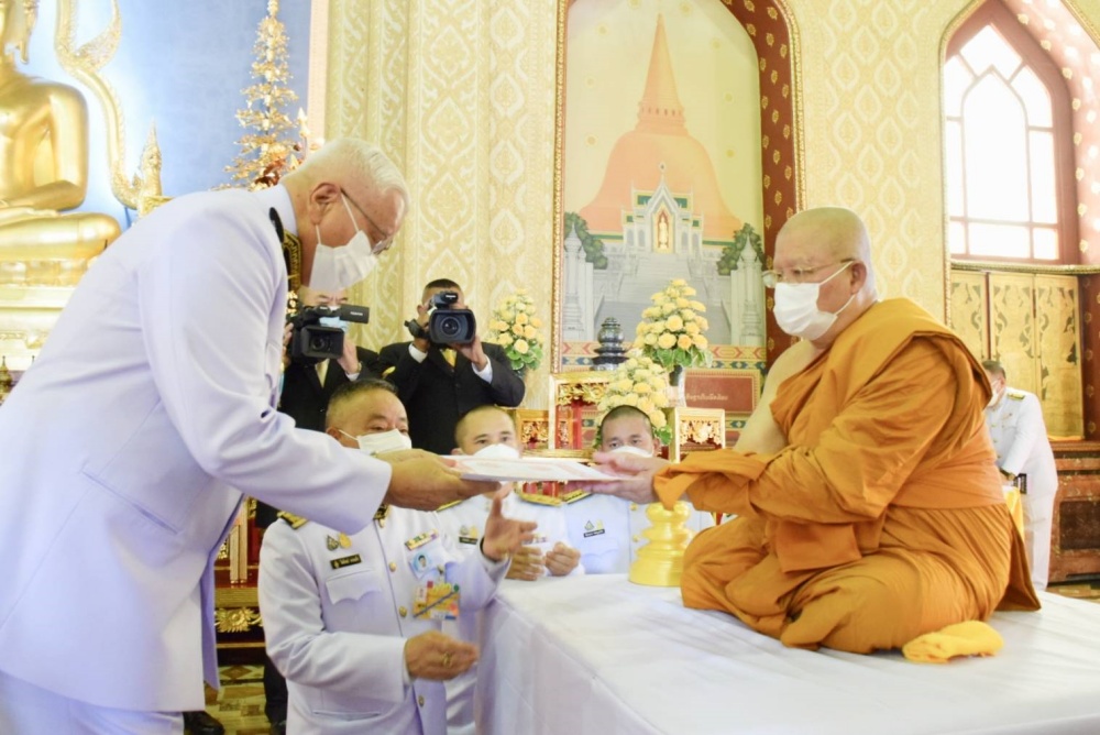 โปรดเกล้าฯ ให้องคมนตรีเชิญ สัญญาบัตร พัดยศ ผ้าไตร ถวายแด่พระสงฆ์ทรงพระกรุณาโปรดสถาปนาเลื่อนสมณศักดิ์