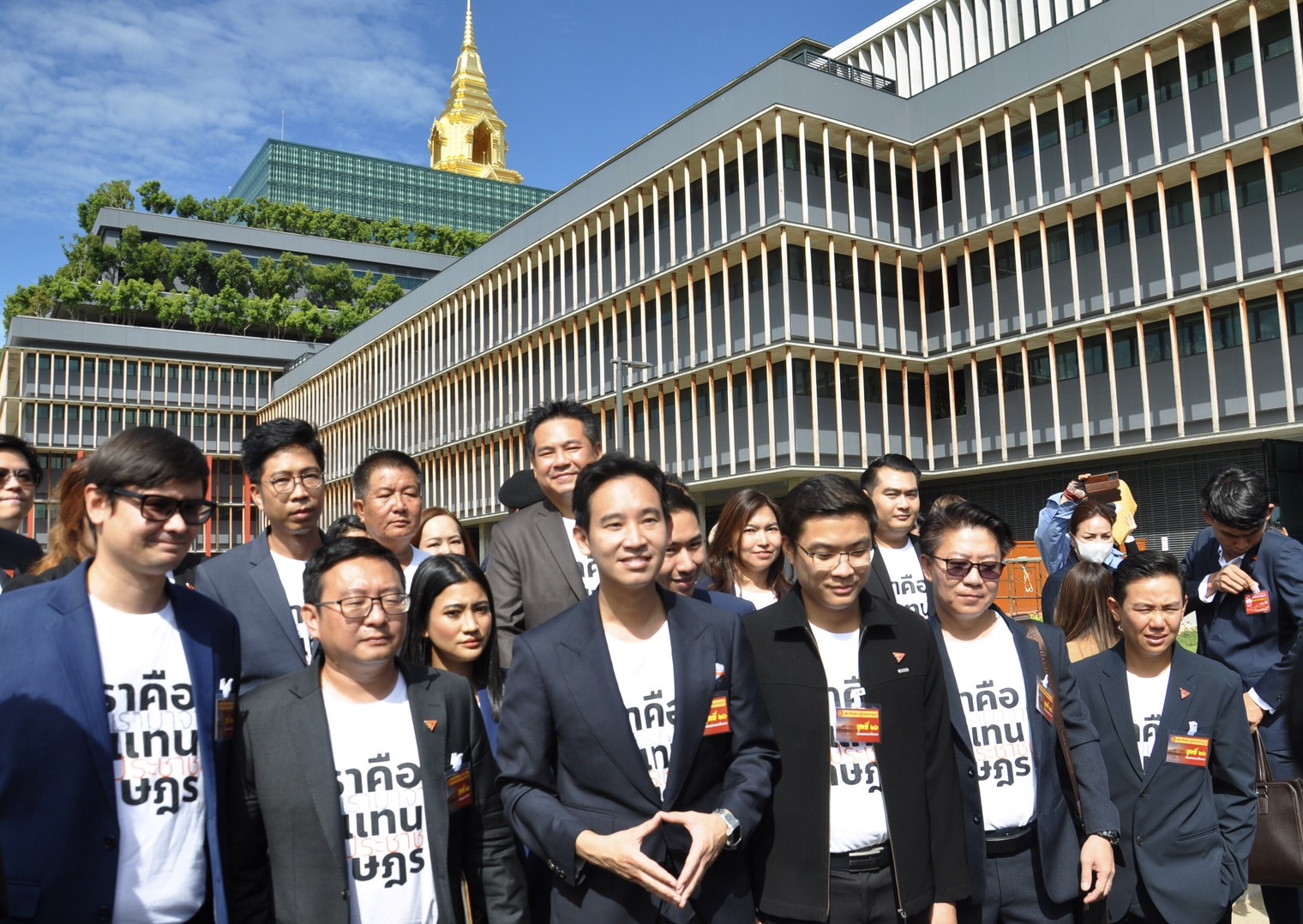 สภาแทบแตก! "พิธา" นำทัพส้มรายงานตัวส.ส. แฟนคลับตะโกน "นายกฯสู้ๆ" พร้อมมี ขรก.-แม่บ้านสภาฯ แห่ให้กำลังใจ 