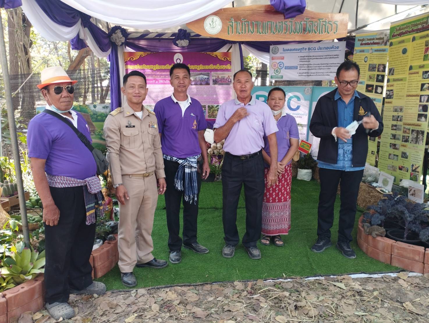 เกษตรยโสธรร่วมเกษตรอำเภอมหาชนะชัยออกร้านให้ความรู้ปชช.