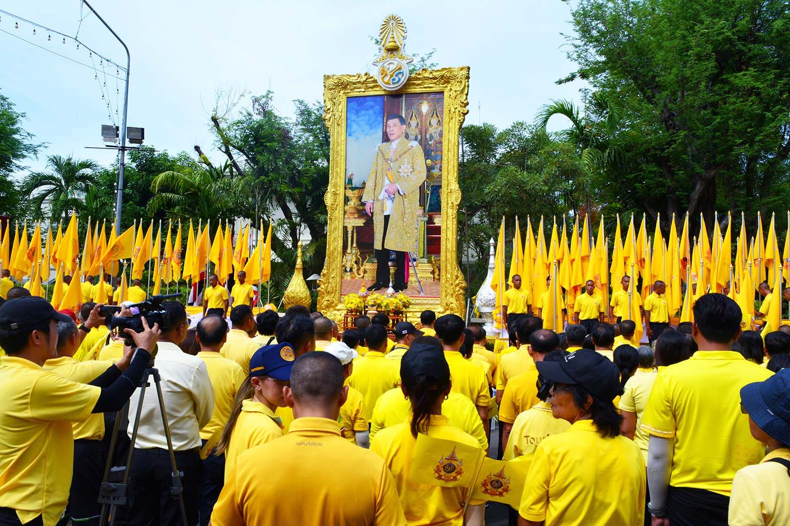 “หัวหิน” เมืองแห่งความจงรักภักดี ผู้ว่าประจวบฯ ส่งมอบธงตราสัญลักษณ์ เฉลิมพระเกียรติในหลวง ให้กับ จ.เพชรบุรี