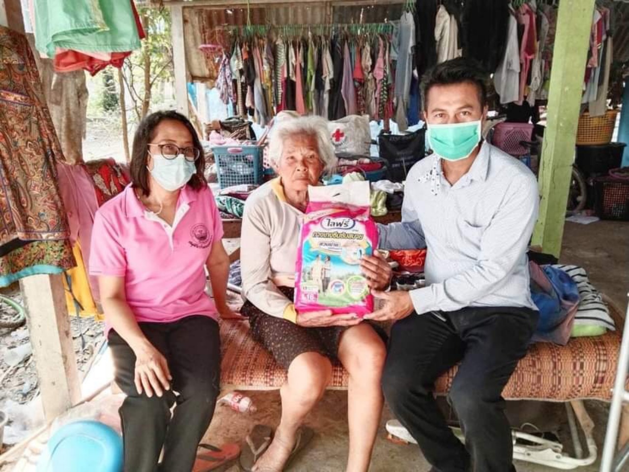 นายกทต.เพชรเมืองทอง มอบรถวิลแชร์และสร้างขวัญกำลังใจให้กับผู้สูงอายุและผู้พิการ