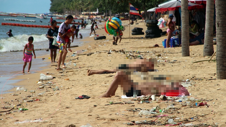 สุสานขยะ!ฝรั่งนอนอาบแดดท่ามกลางกองขยะริมหาดจอมเทียน