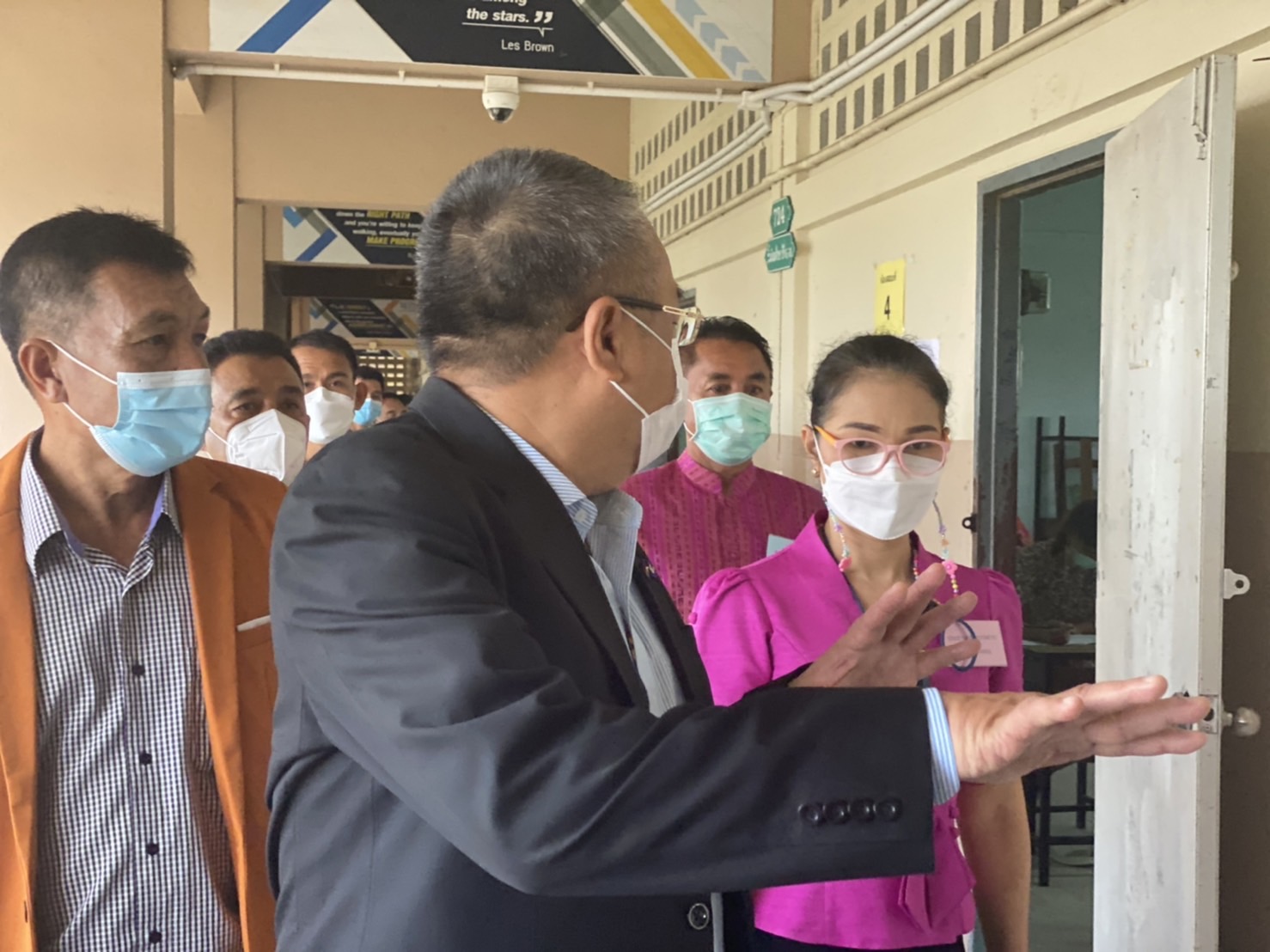 ผู้ว่าฯ สุราษฎร์ธานี   ตรวจสนามสอบการคัดเลือกเพื่อบรรจุและแต่งตั้งเข้ารับราชการครู