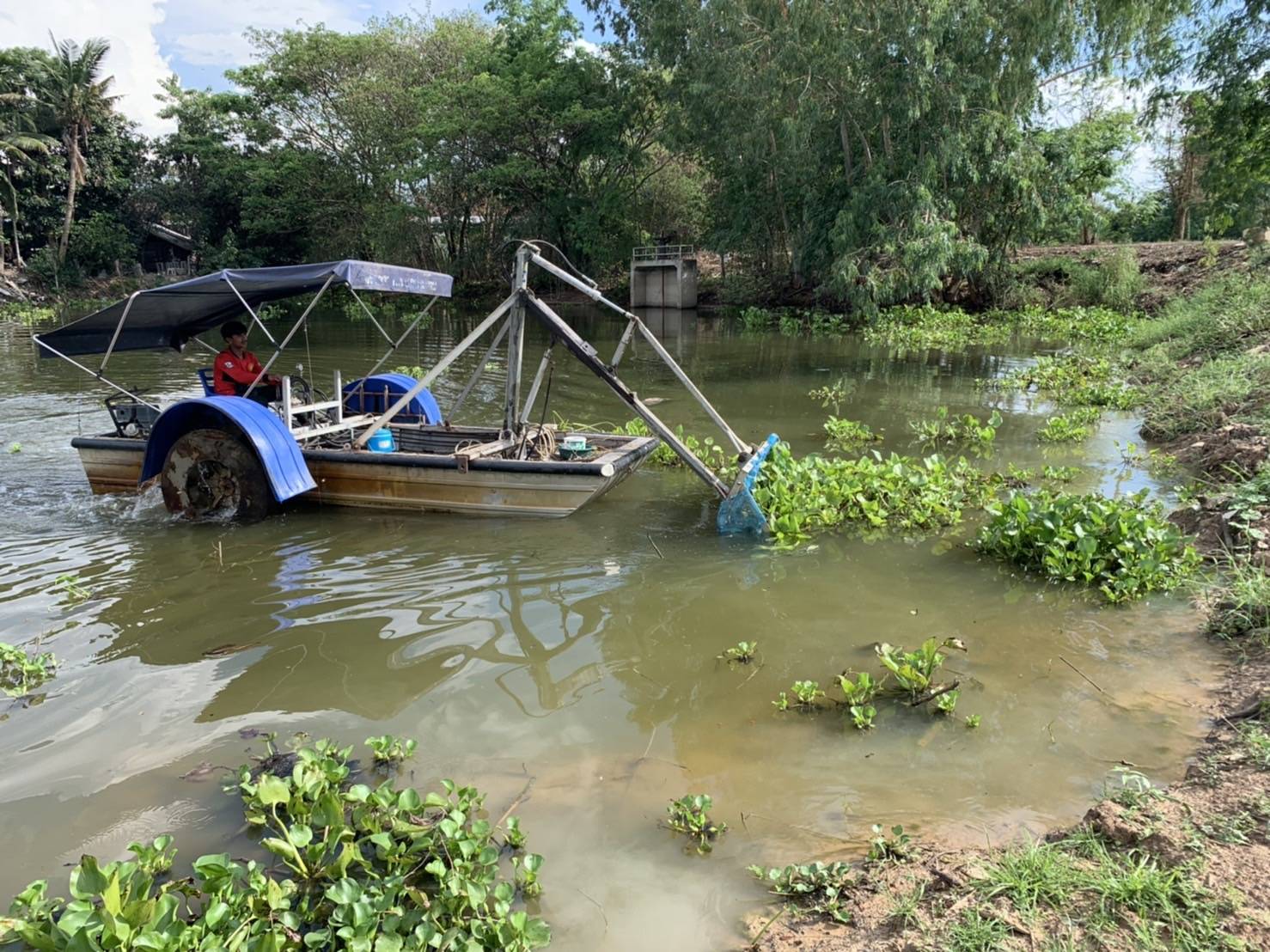 โครงการส่งน้ำและบำรุงรักษาทุ่งสัมฤทธิ์ นำเรือกำจัดวัชพืช