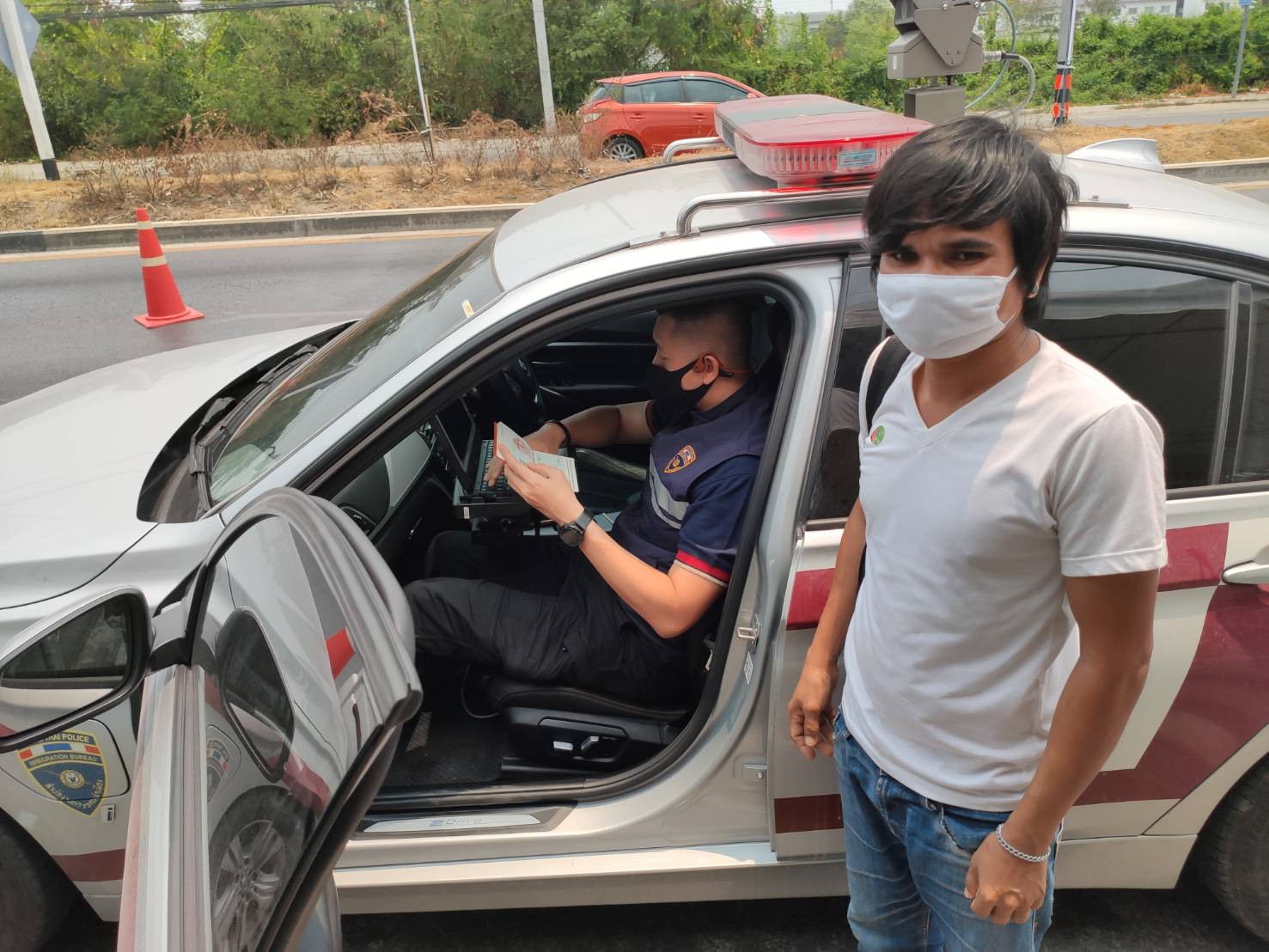 ตม.นนท์ตั้งด่านร่วมตรวจโควิดรวบแรงงานต่างด้าวเข้าประเทศ