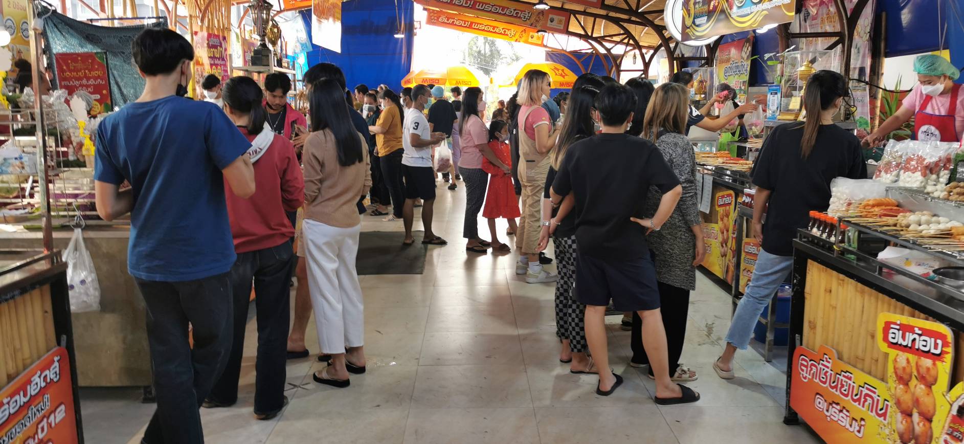 บุรีรัมย์ “ลูกชิ้นยืนกิน” ปีใหม่ ขายดีเกินคาด มารอซื้อตั้งแต่ตี 4 ยอดพุ่งวันละ 700 กก.ออเดอร์ยาวถึง 7 ม.ค.