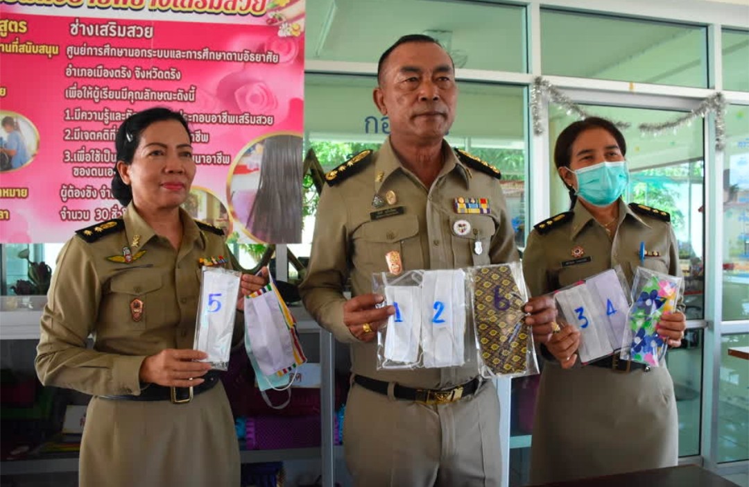 เรือนจำจังหวัดตรัง นำผู้ต้องขังหญิงเย็บหน้ากากอนามัยไว้ให้ผู้ต้องขัง-จนท. และจำหน่ายให้กับญาติผู้ต้องขังและปชช.ทั่วไป
