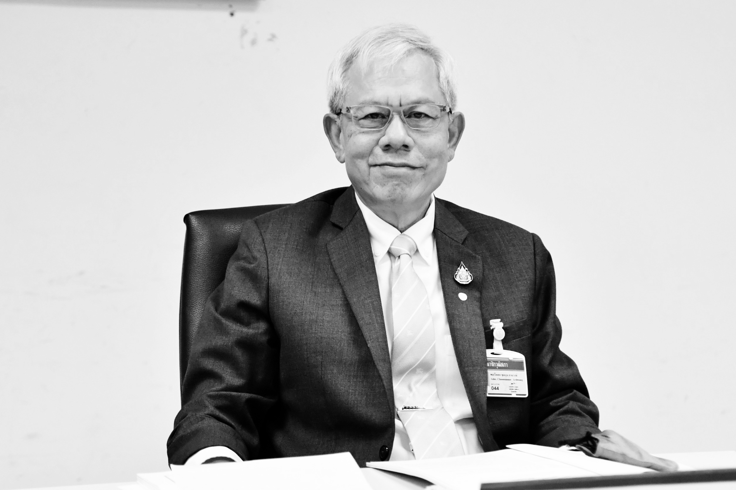 "พรเพชร" นำคณะส.ว. ยืนไว้อาลัย "พล.ร.อ.ชุมนุม อาจวงษ์" ถึงแก่อนิจกรรม