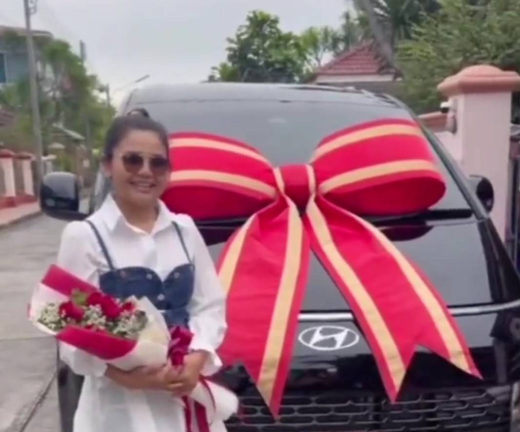 งวดนี้มาแน่! ชาวเน็ตไม่พลาดส่องทะเบียนรถป้ายแดง'ตั๊กแตน ชลดา'