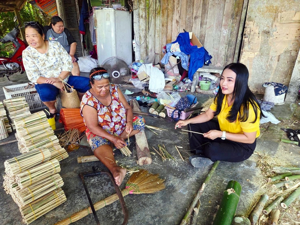 เกษตรย่านตาขาว เยี่ยมวิสาหกิจชุมชนผลิต "ไม้ปิ้งไก่" บ้านคลองลำเลียง สร้างรายได้เสริมให้ชาวตรัง