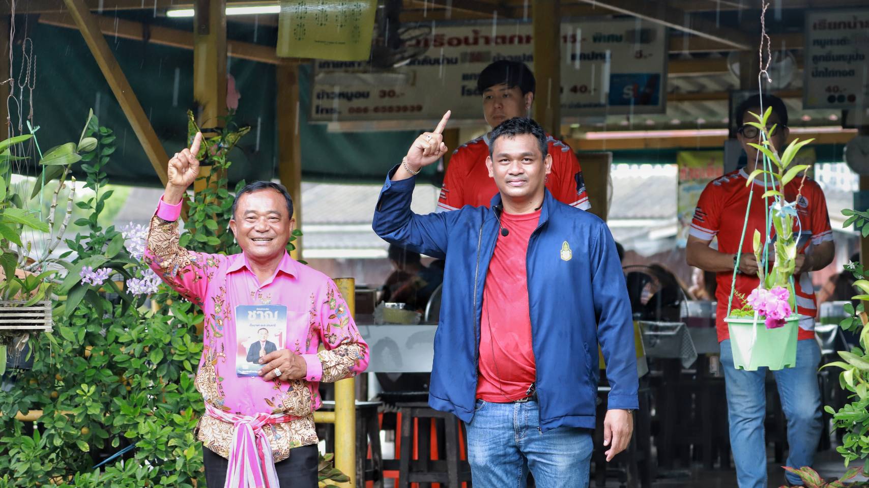 ผู้สมัครฝ่าฝนลุยหาเสียงนายก อบจ.ปทุมธานีเต็มที่โค้งสุดท้าย