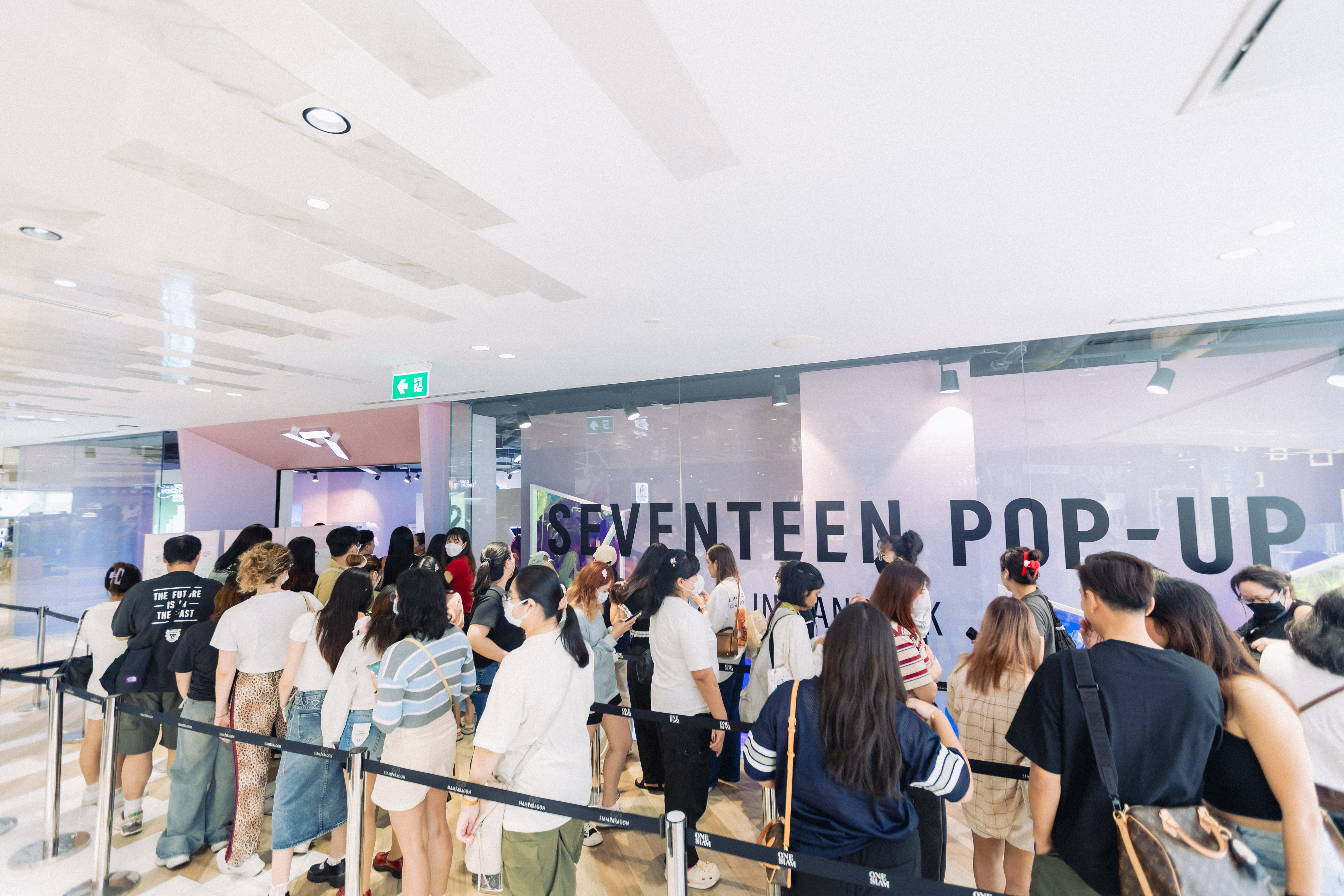 แฟนคลับวง Seventeen ต่อคิวเข้าป๊อปอัพแน่น สะท้อนความร้อนแรง ที่สยามดิสคัฟเวอรี่