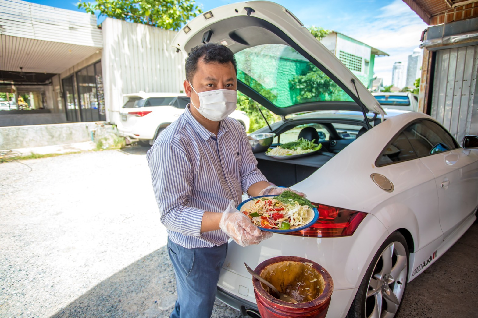  เจ้าของร้านส้มตำวินเทจเปิดท้ายอาวดี้  ขายอาหารอีสานปรุงสดเสิร์ฟถึงหน้าบ้านลูกค้า 