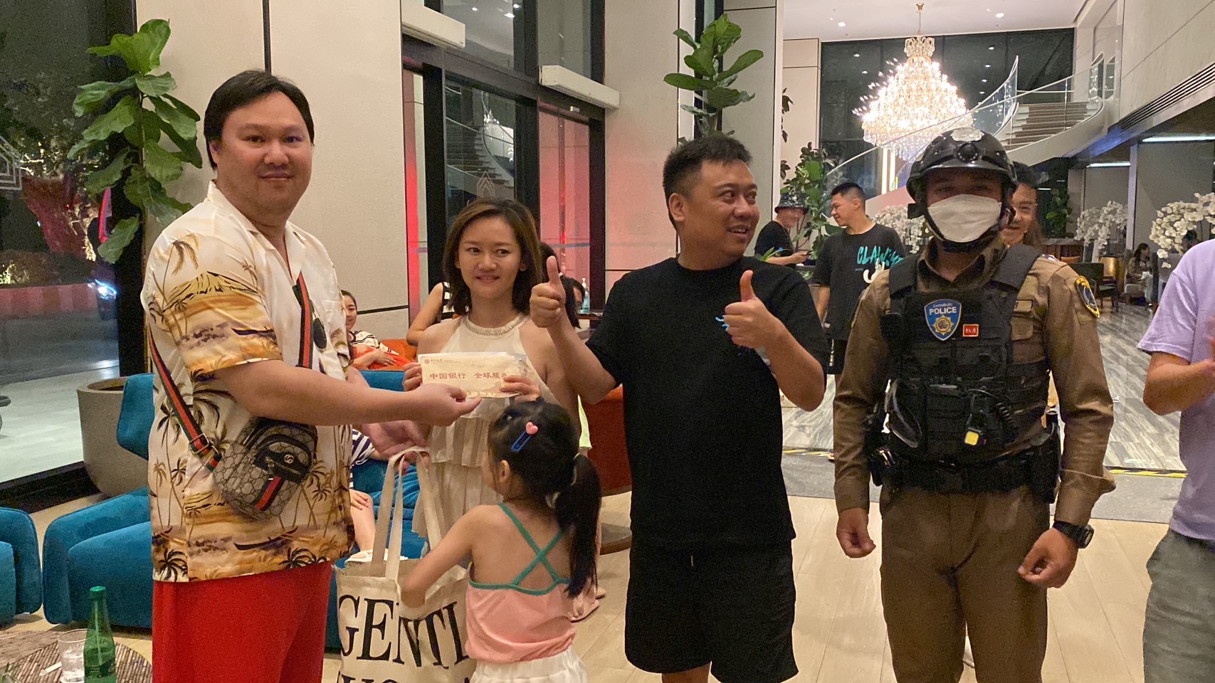 อดีตผู้สมัคร ส.ส.กทม.เขตคลองเตย มาเที่ยวพัทยา เก็บกระเป๋าเงินส่งคืนนักท่องเที่ยวจีน