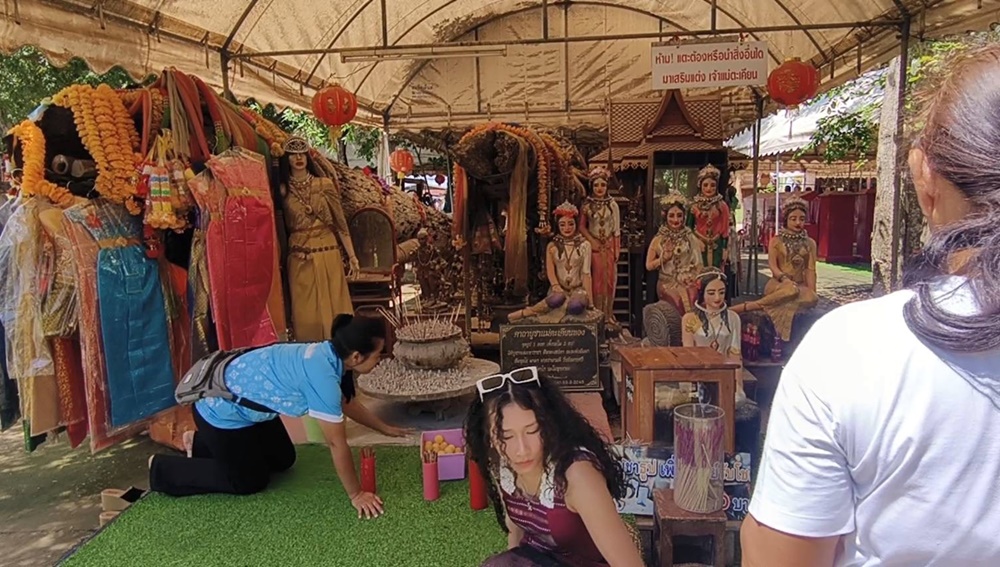 พรุ่งนี้หวยออก!! สายมูแห่กราบ "หลวงปู่สรวง" ขอเลขเด็ดเจ้าแม่ตะเคียนคู่ วัดไพรพัฒนา
