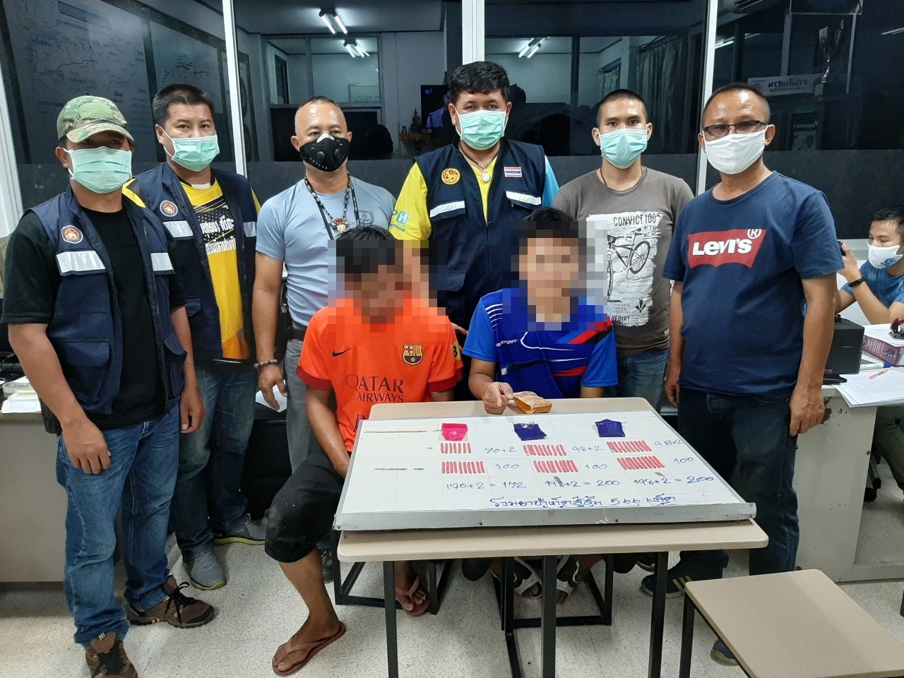 สืบสวน สภ.ศรีเชียงใหม่ ร่วมฝ่ายปกครอง โชว์ผลงานรวบผู้ต้องหา 2 ราย ของกลางยาบ้า 630 เม็ด