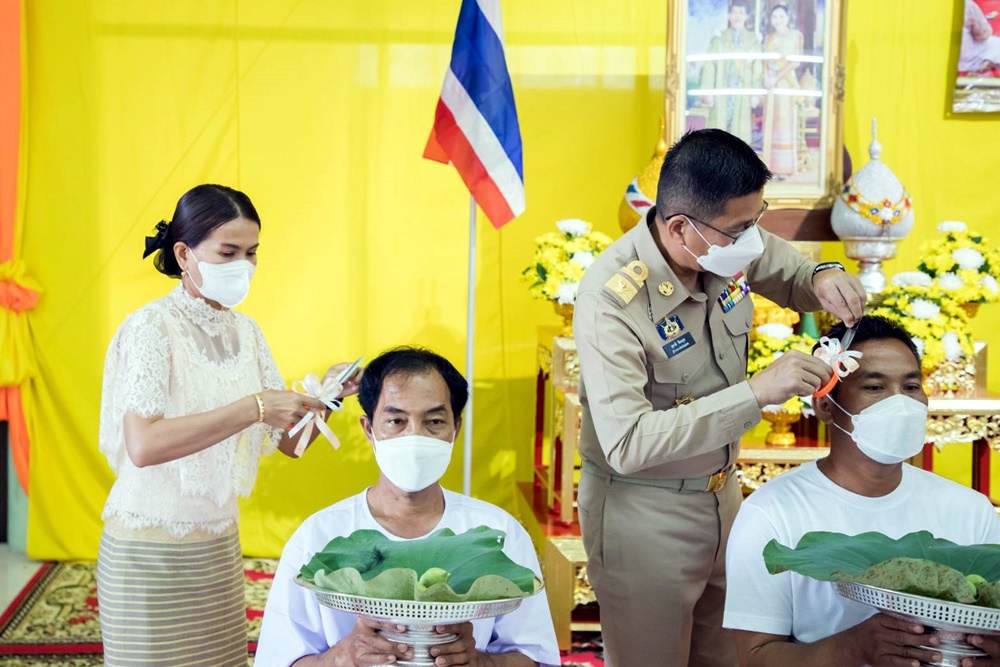 ผู้ว่าฯสุโขทัย ปลงผมนาคในพิธีบรรพชาอุปสมบท 99 รูป เพื่อถวายพระพรชัยมงคลแด่ "พระองค์ภา"