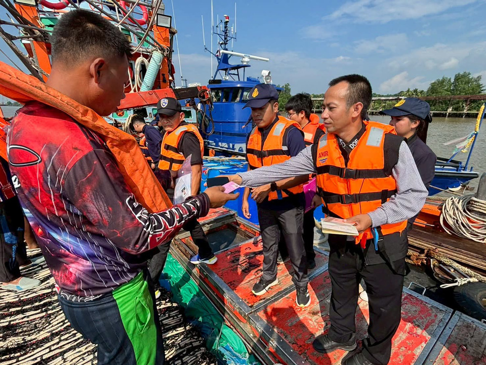 ตรังตรวจเข้มเรือประมงกลางทะเล ไม่พบแรงงานผิดกฎหมาย-การค้ามนุษย์ 
