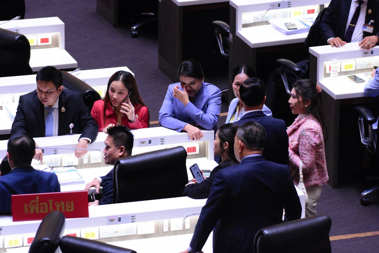 ส.ส.เพื่อไทย ใช้โทรศัพท์มือถือ ลุ้นผลการวินิจฉัยของศาลรัฐธรรมนูญ ระหว่างการประชุมสภา